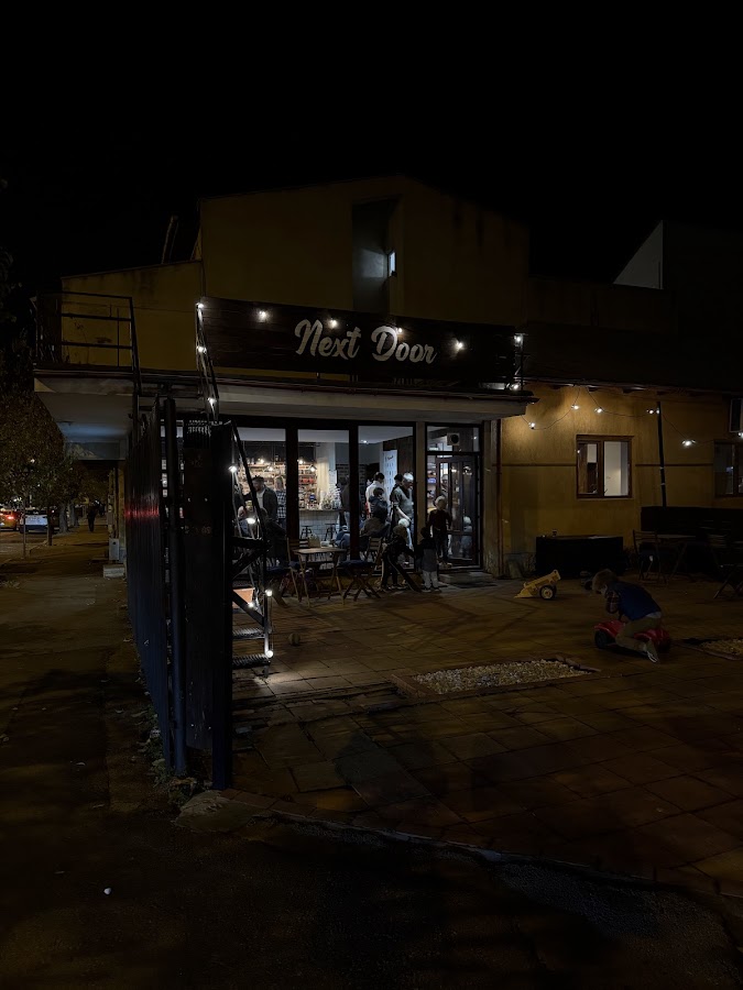 Fotografie de Next Door