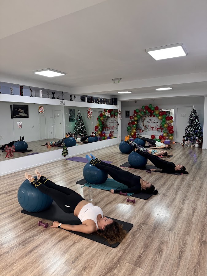 Foto von Scoala de Dans si Fitness “White Feathers”