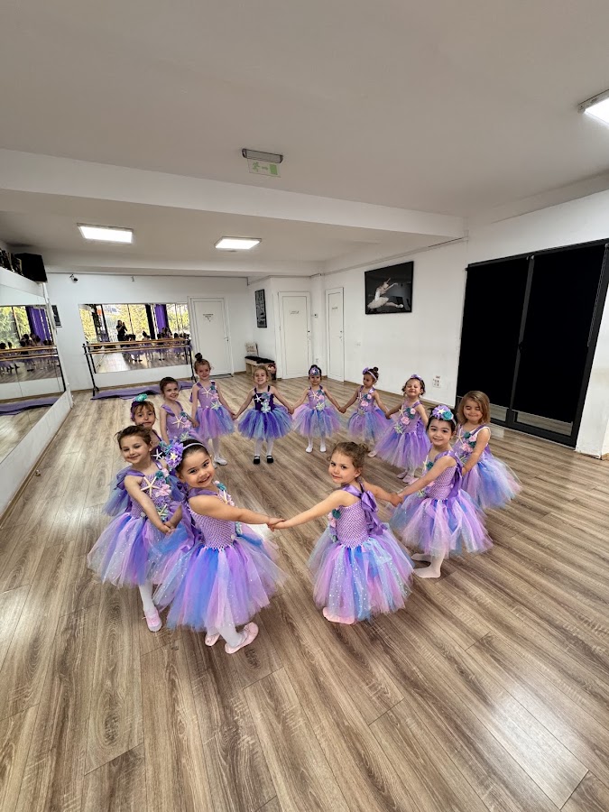 Foto von Scoala de Dans si Fitness “White Feathers”