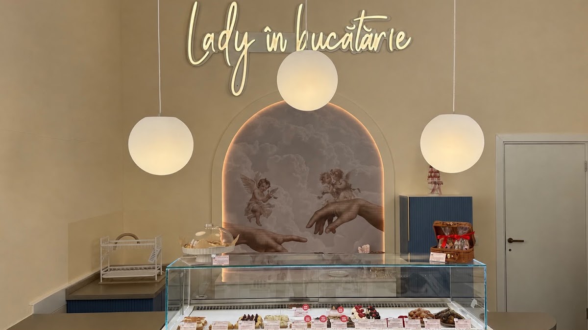 Photo of Lady in Bucatarie