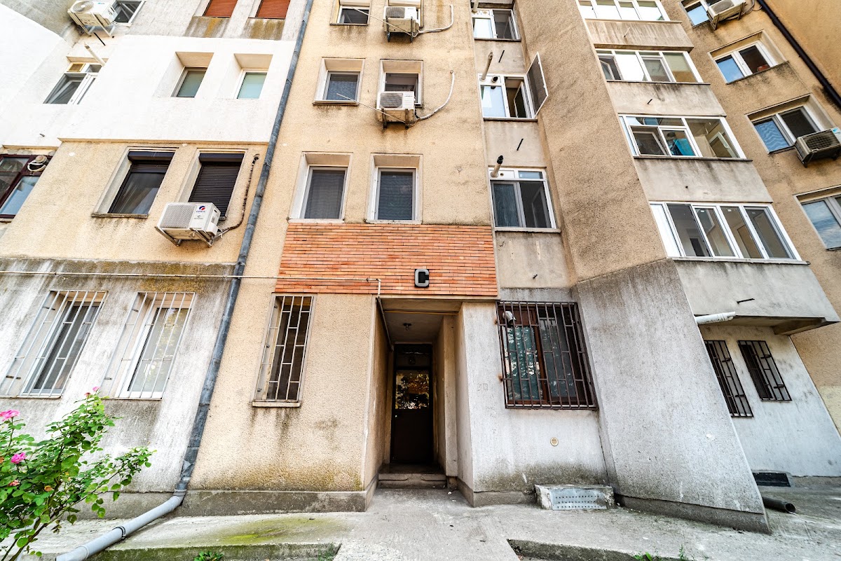 Central Art Apartment with Treasure Hunt – Free Parking & Self Check-in