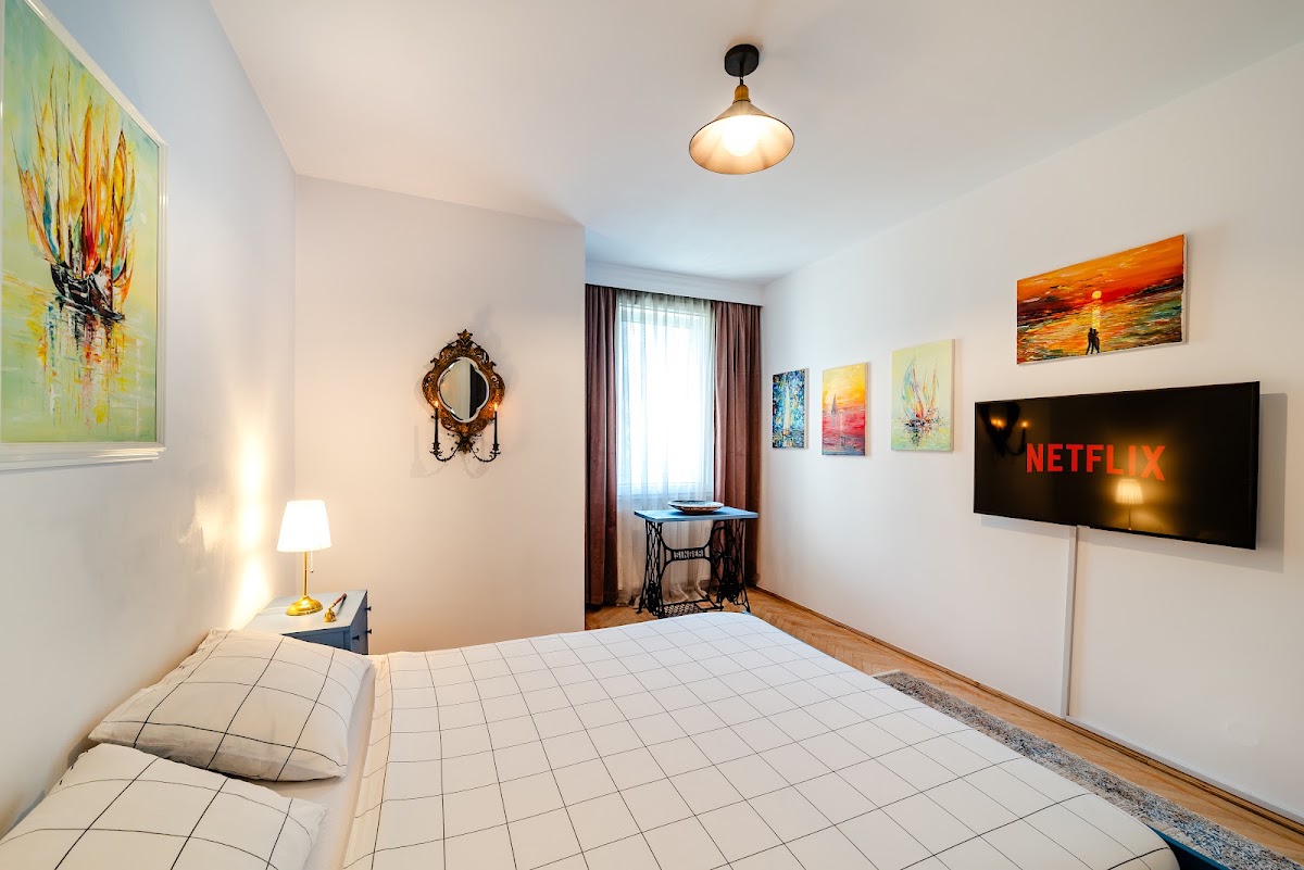 Foto di copertina di Central Art Apartment with Treasure Hunt - Free Parking & Self Check-in