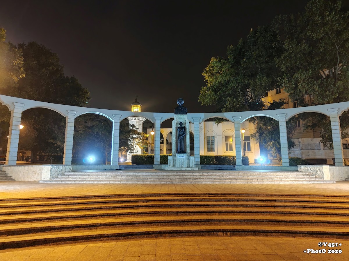 Photo de Statuia lui Mihai Eminescu