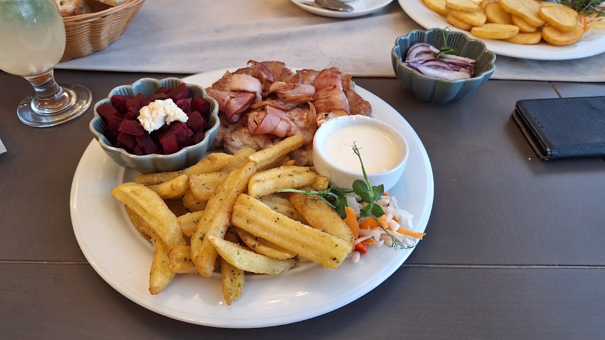 Foto di Restaurant Carpați "La ultimu' leu"