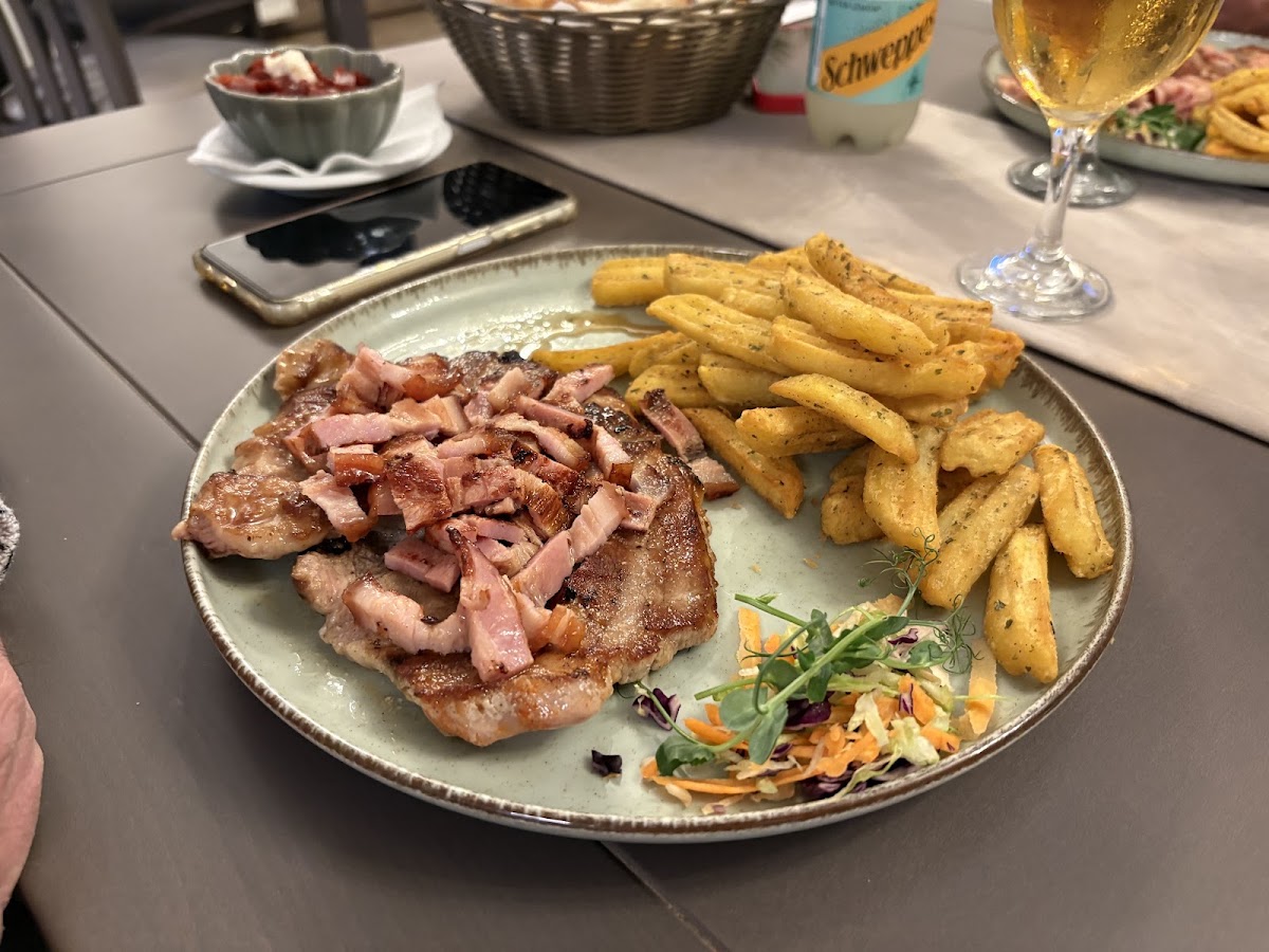 Foto di Restaurant Carpați "La ultimu' leu"