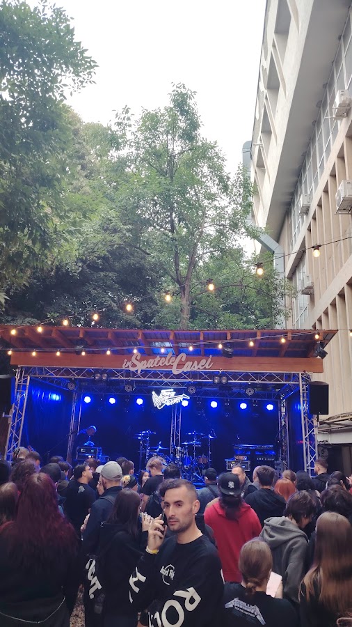 Photo de În Spatele Casei