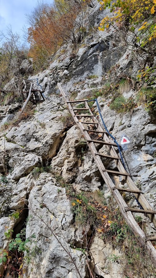 Foto von Biserica Scărişoara und Ineleţ Trail Head. Zwischen Meilenstein 18/19
