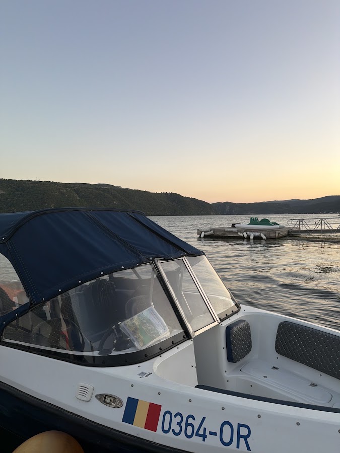 Foto di Plimbări cu barca în Cazanele Dunării - KM 13