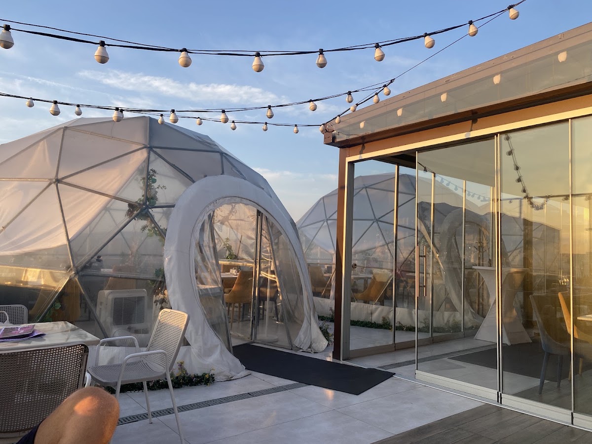 Photo de Enchanté Rooftop & Social Lounge