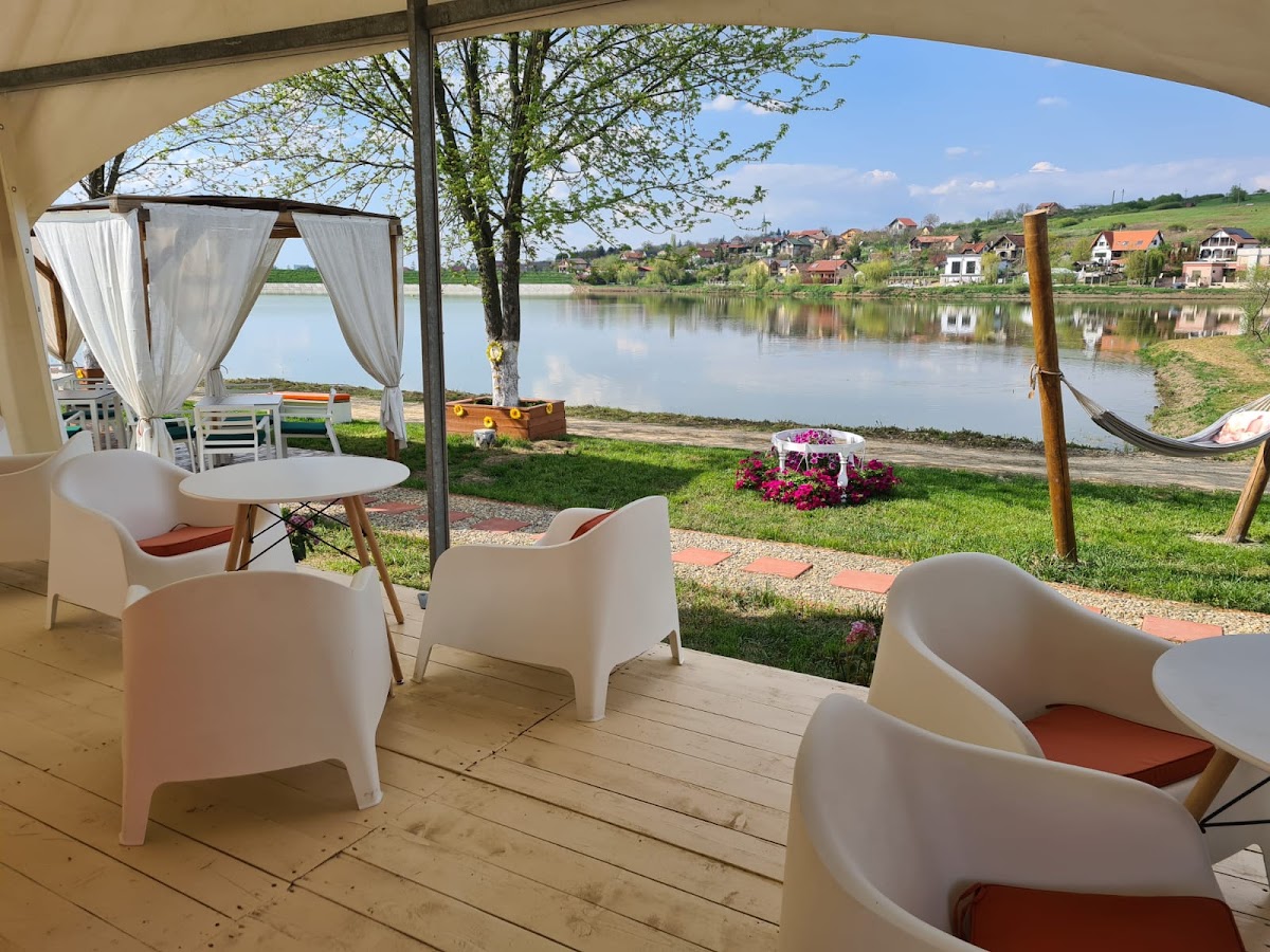 Photo de Arruba Garden | Piscină, Evenimente & Relaxare lângă Oradea