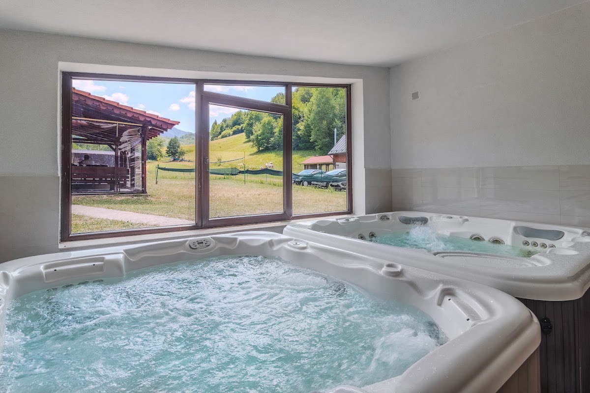 Photo de Popasul Ursilor Pensiune, Restaurant, Sauna & Jacuzzi langa Pestera Ursilor