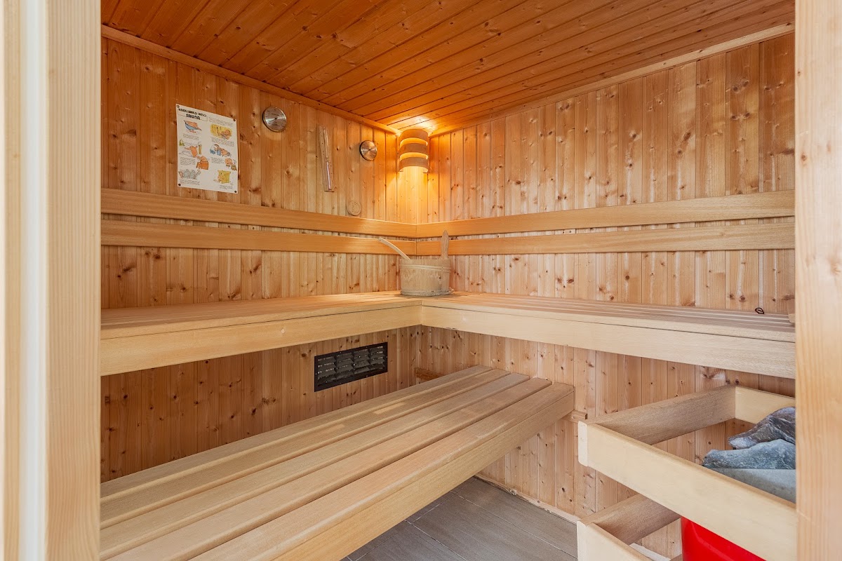 Photo de Popasul Ursilor Pensiune, Restaurant, Sauna & Jacuzzi langa Pestera Ursilor