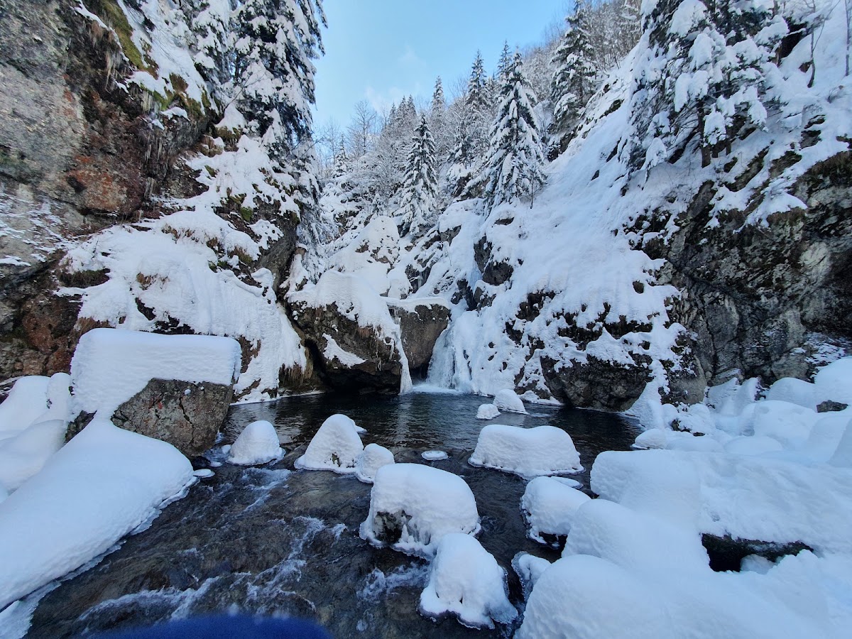 Foto di Iadolina Waterfall
