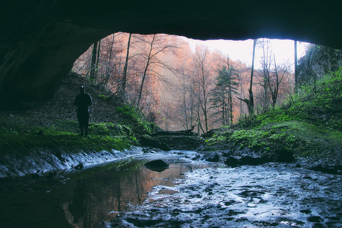 Foto der Wasserhöhle im Tal von Leșului