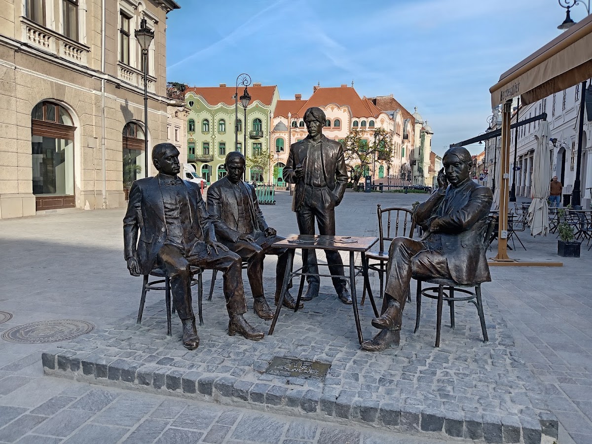 Photo du groupe statuaire „ Holnaposok ”