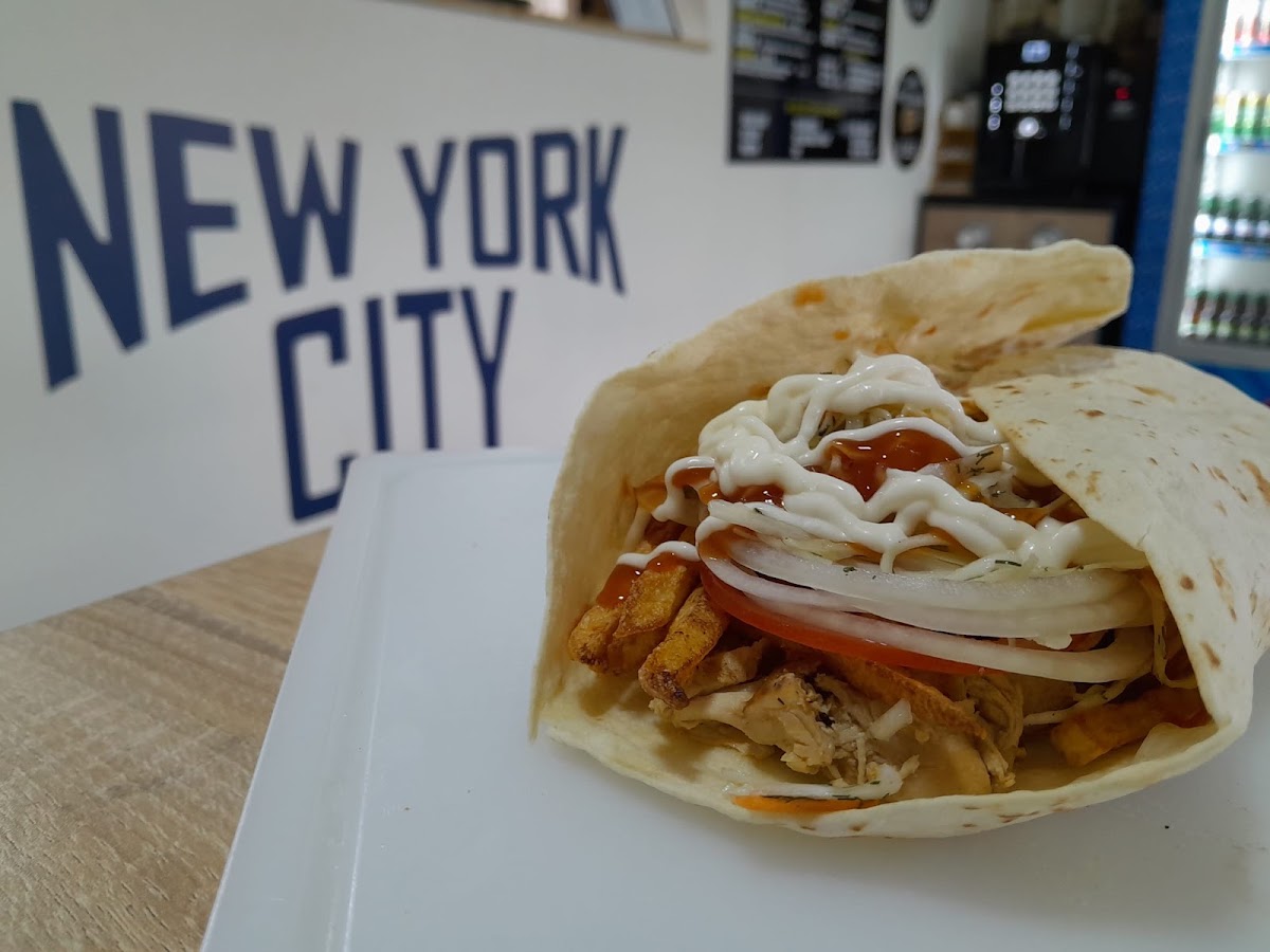 Foto von SANDVISURI CALDE, QUESADILLA & HOT DOG NEW YORK FOOD Stefanesti
