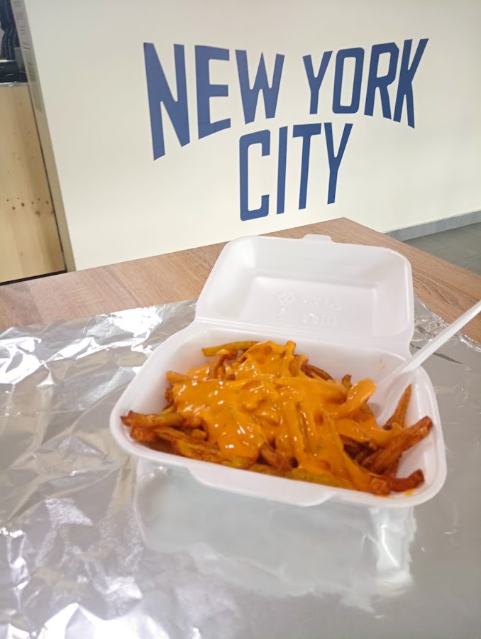 Foto von SANDVISURI CALDE, QUESADILLA & HOT DOG NEW YORK FOOD Stefanesti