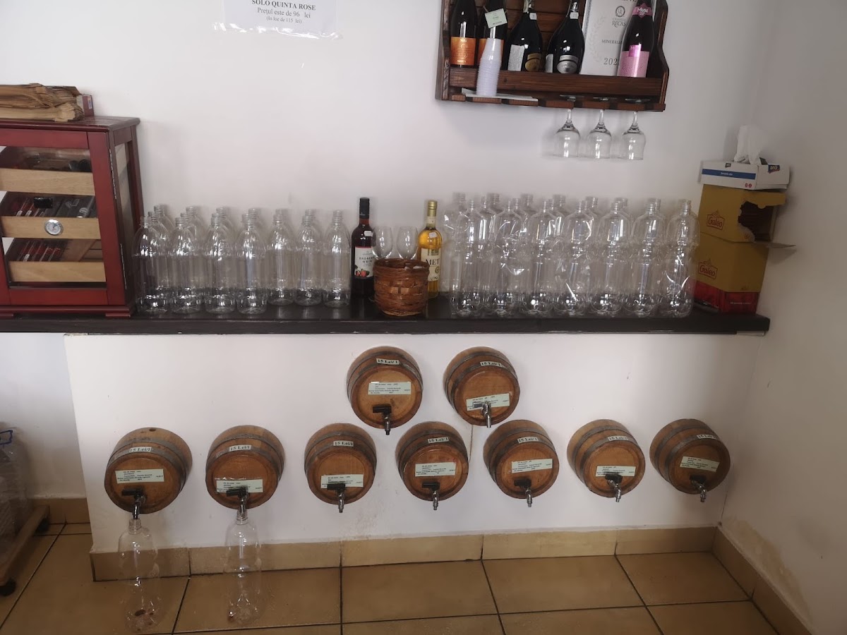 Photo de BALADE - Magazinele de vinuri (partener Cramele Recas)