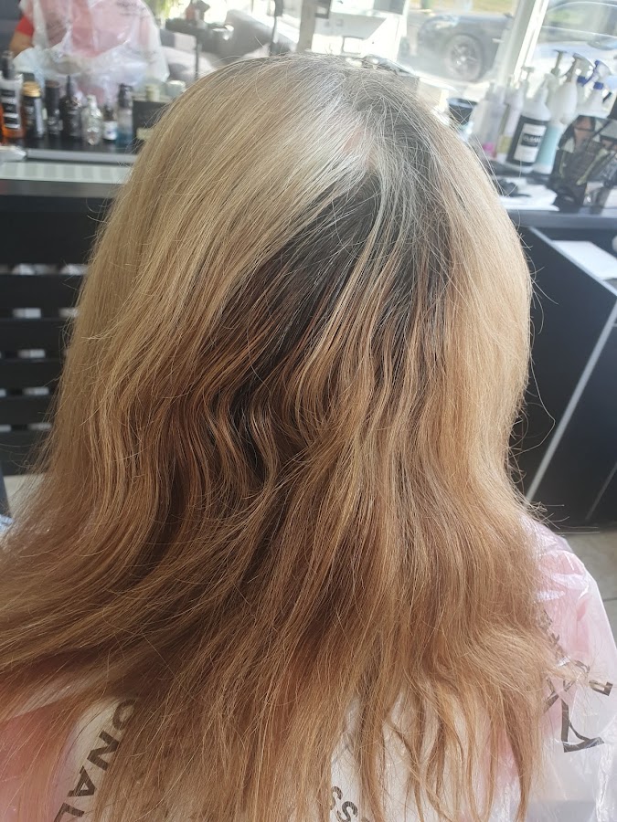 Foto von Free Hand-BARBER SHOP-COAFURĂ femei EXTENSI Femei