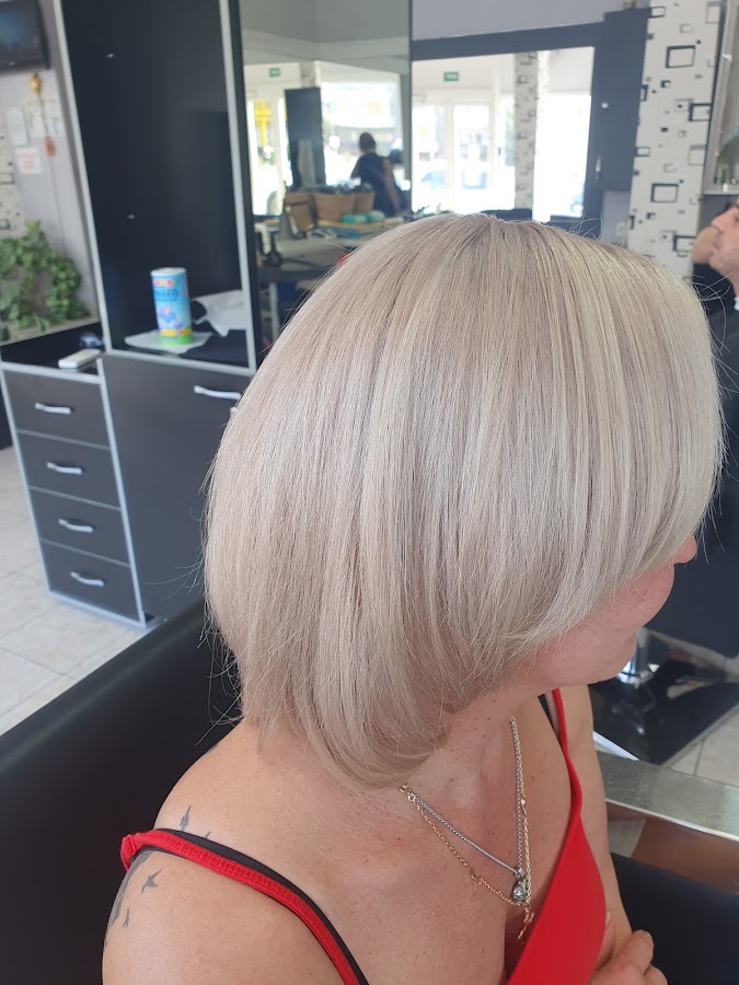 Foto von Free Hand-BARBER SHOP-COAFURĂ femei EXTENSI Femei