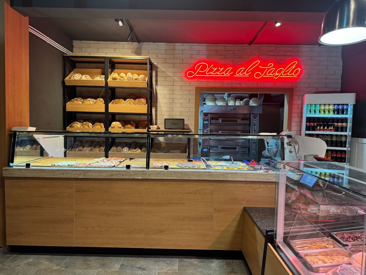 Fotografie cu Pizza Gourmet Mărgineni