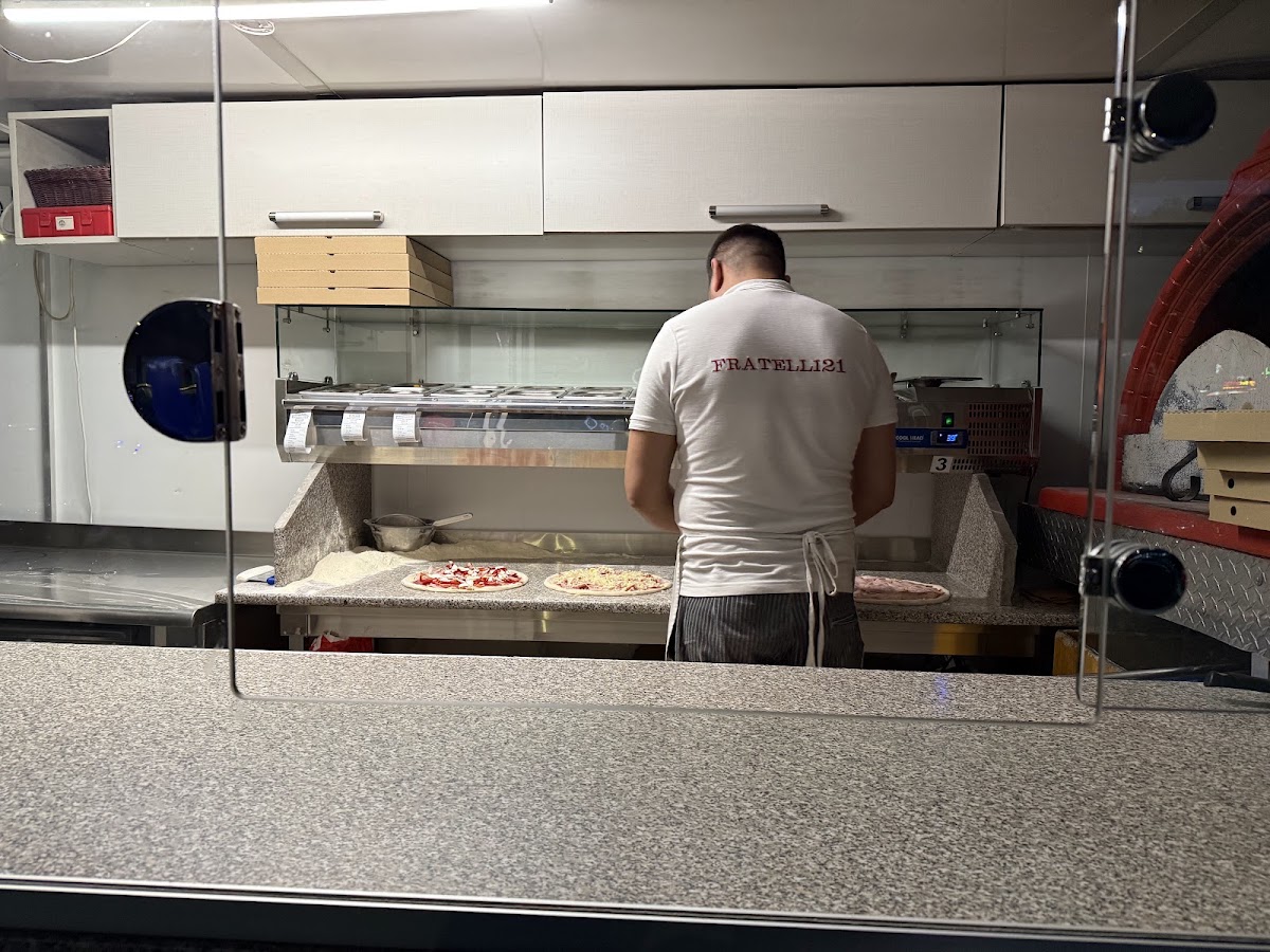 Foto von Fratelli 21,Pizza auf dem Herd.