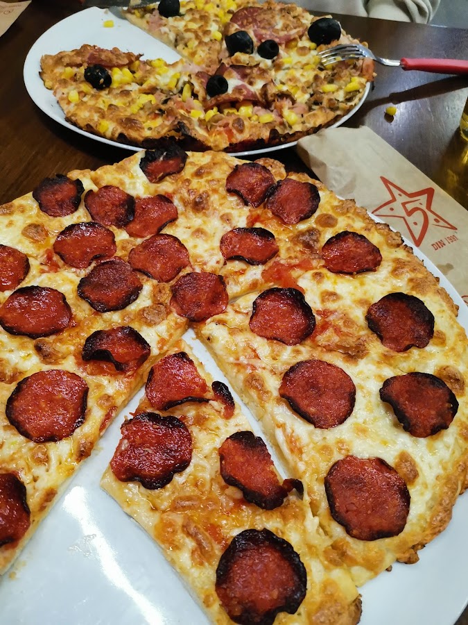 Foto von Pizza 5 Colțuri (Complex Gemi Center)