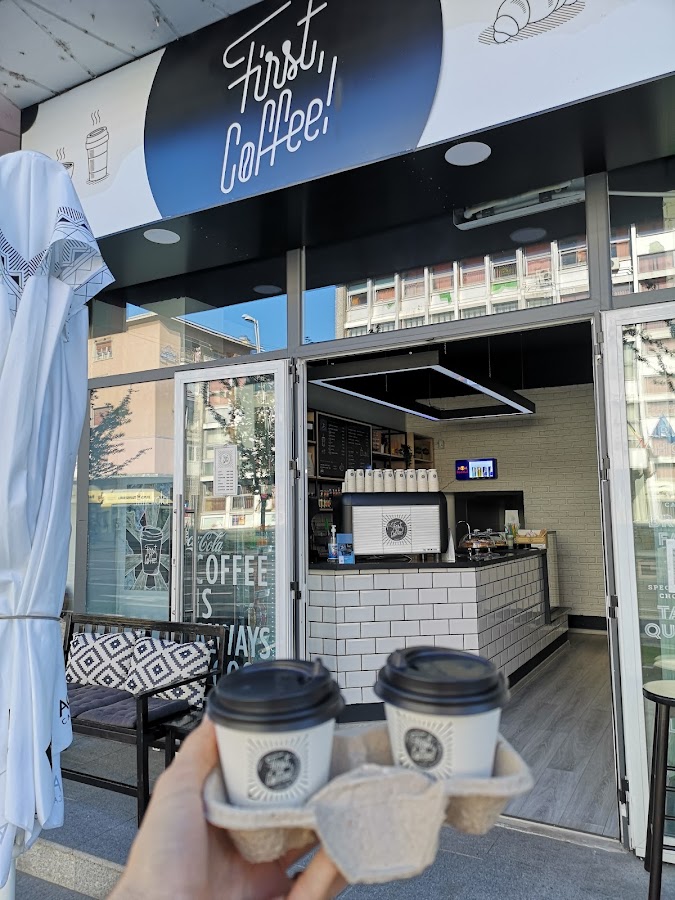 Fotografie a Mai întâi, Cafea! Cafenea de specialitate