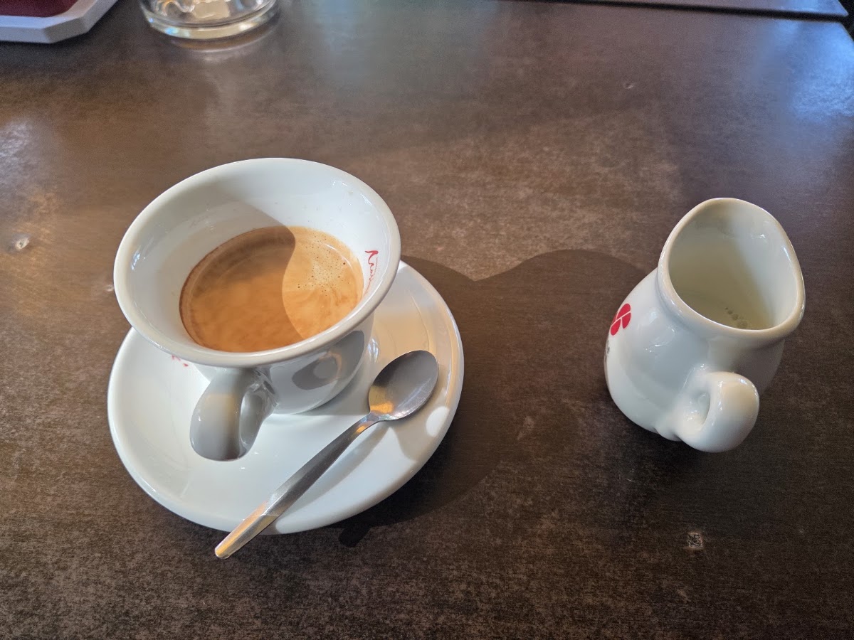 Foto von Kuydo Cafe & Bar